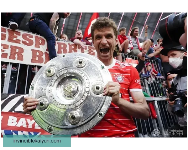 穆勒在本赛季展现出出色的足球智慧，值得关注他在场上的表现和传球能力。